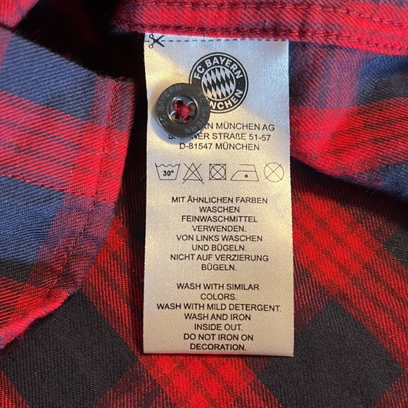 FC Bayern Munich Short Sleeve Woven Top Europe Exclusive - Picture 5 of 6